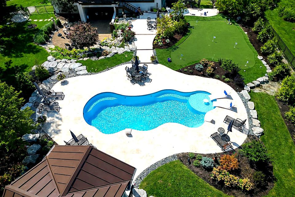 Freeform pool with putting green